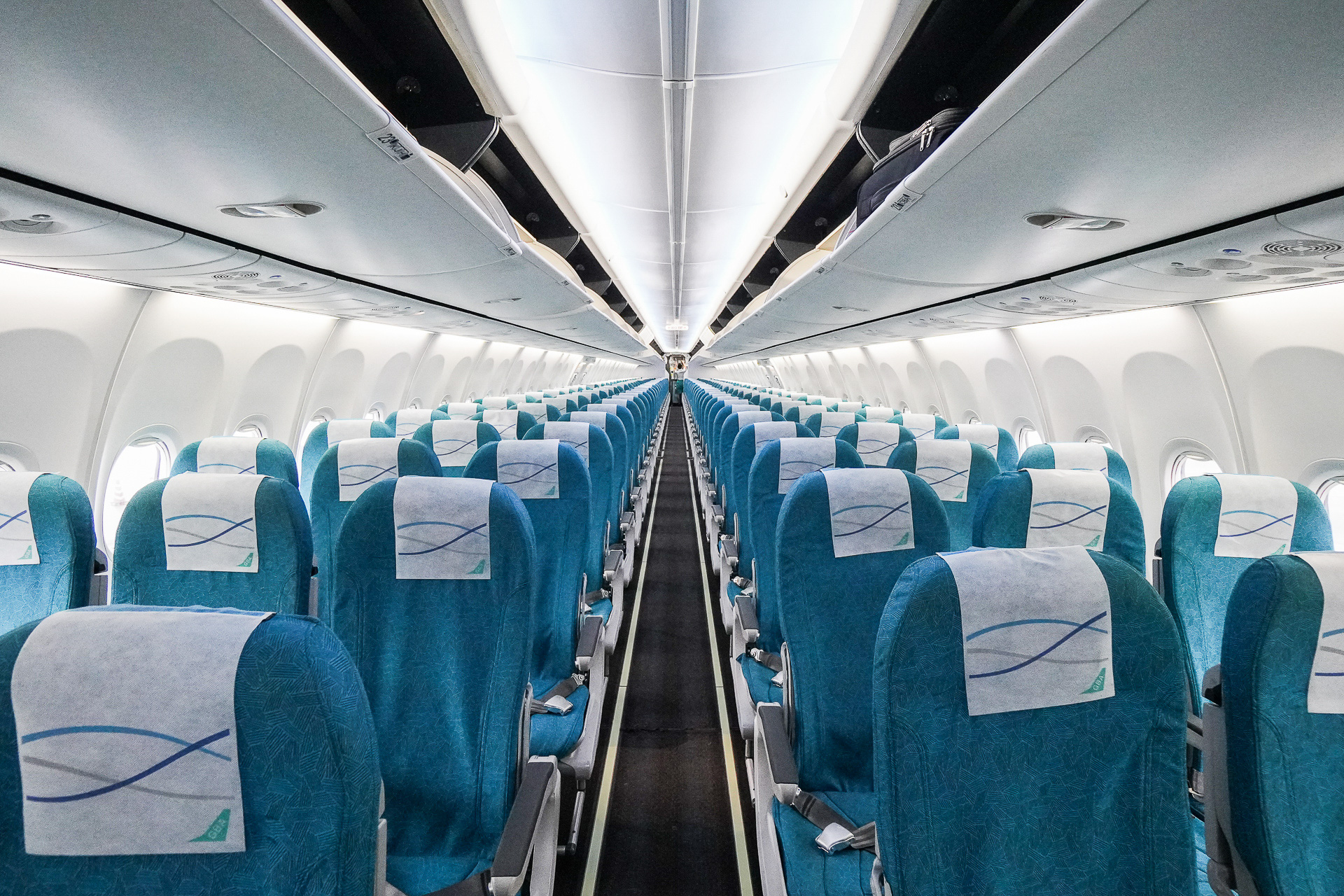 シートは3-3の配列。この機材は全席エコノミーシート