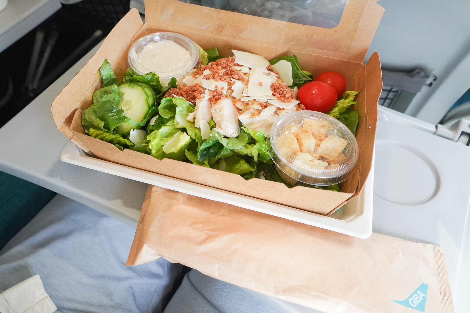 「チキンシーザーサラダ」チキンとパルメザンチーズが乗っている