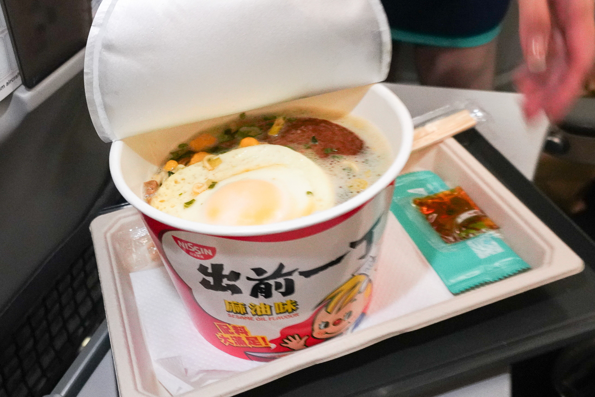 カップラーメンもある。目玉焼き入り