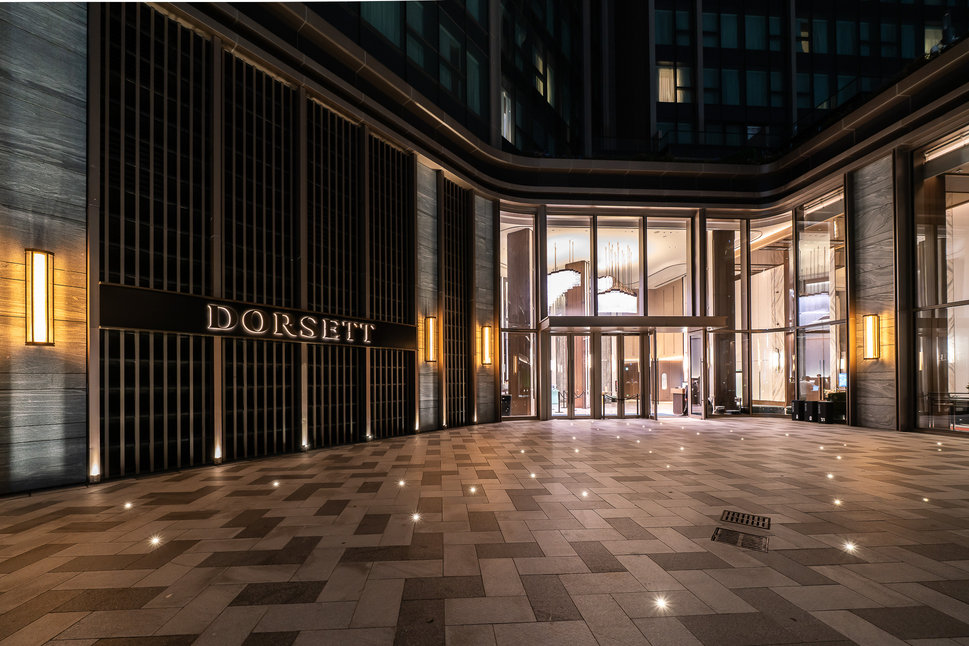 エントランス前の夜景。フロアに照明が散りばめられていて幻想的だ