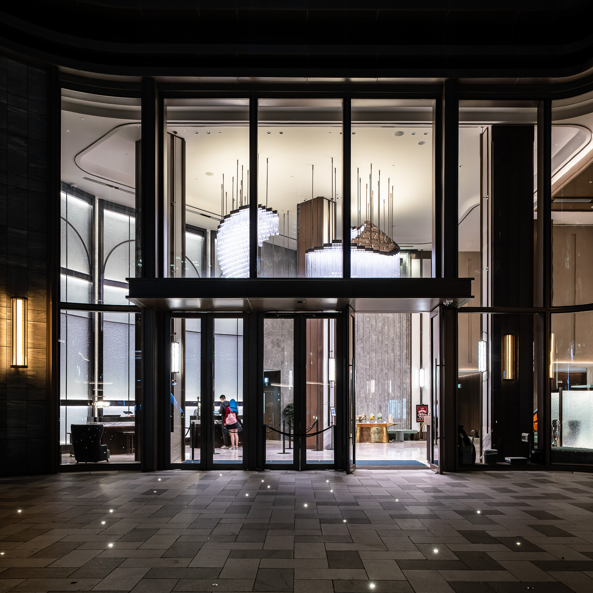 吹き抜けエントランスが外側からも透けて見える