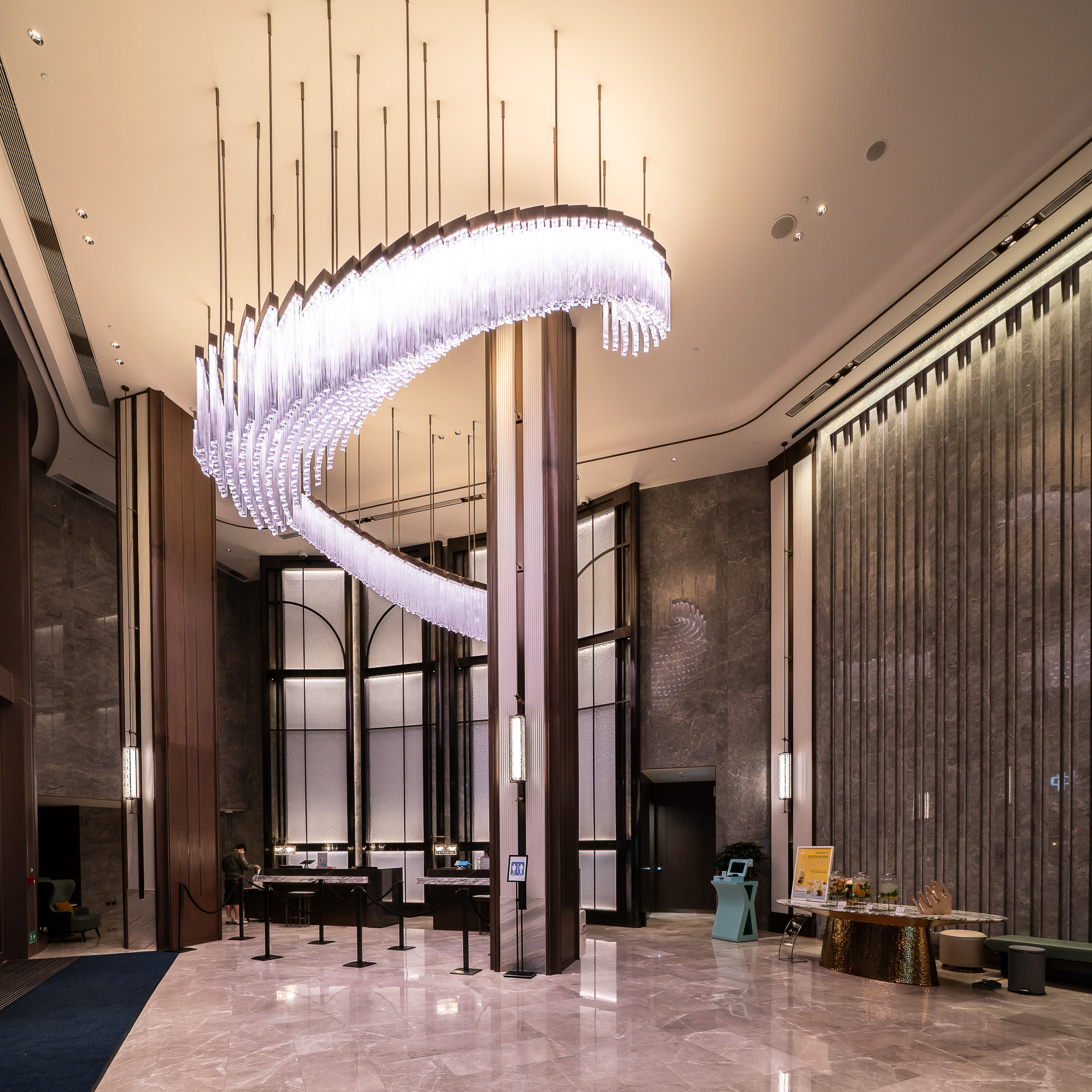 大きならせん状のシャンデリアが迎える。レセプションカウンターが見える