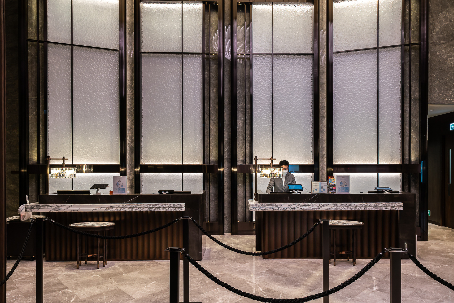 レセプションカウンター正面