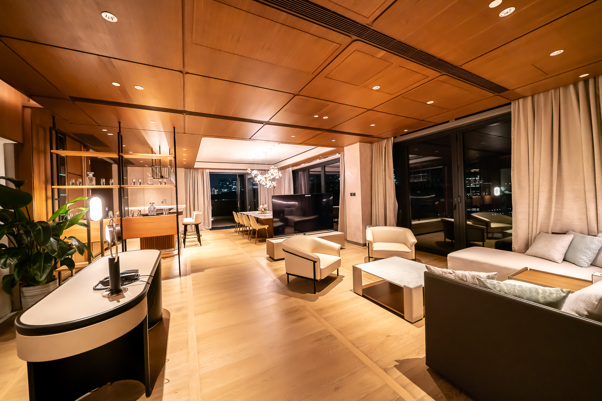 「プレジデンシャル ハーバービュー プールスイート」のリビングエリア。奥にダイニングエリアが分かれている