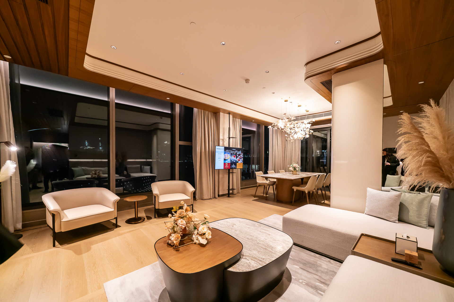 「ガーデンペントハウス ハーバービュー 2ベッドルームスイート」のリビングとダイニング