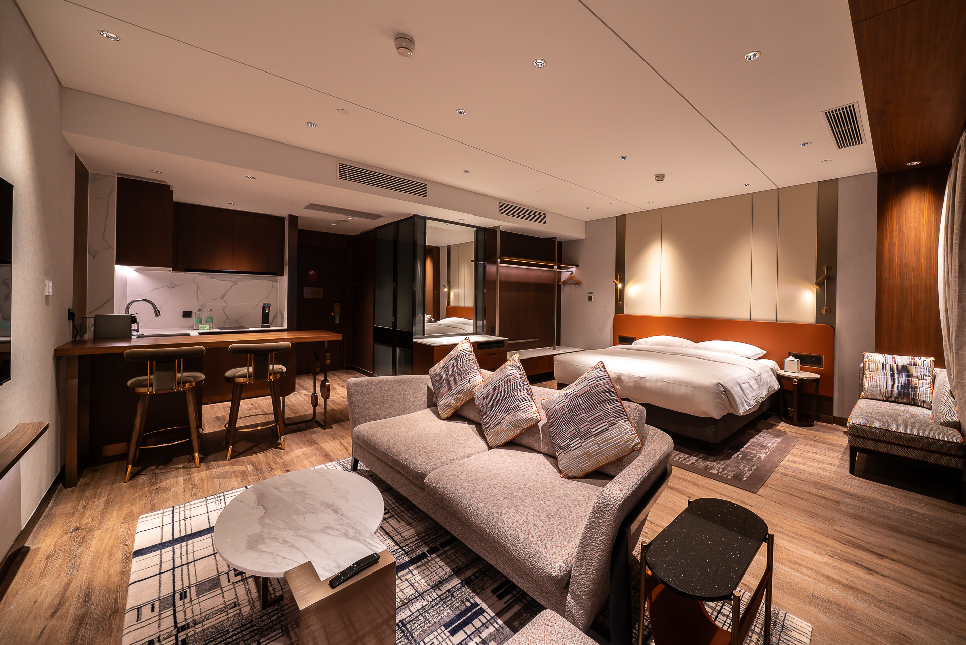 リビングスペース横にカウンターとキッチン