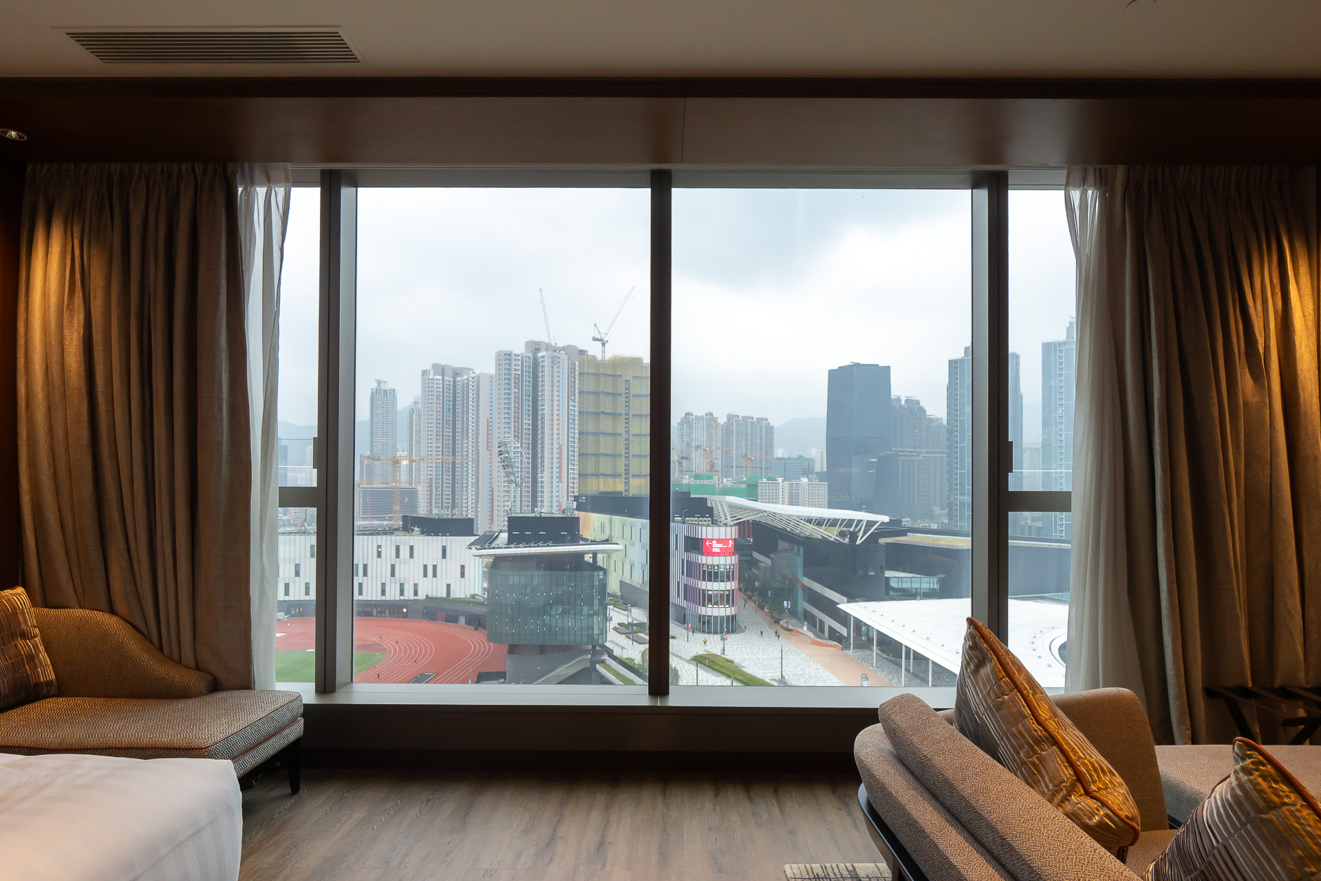 大きな窓から見えるカイタックの街並み。この部屋はバルコニーはなく窓となっている