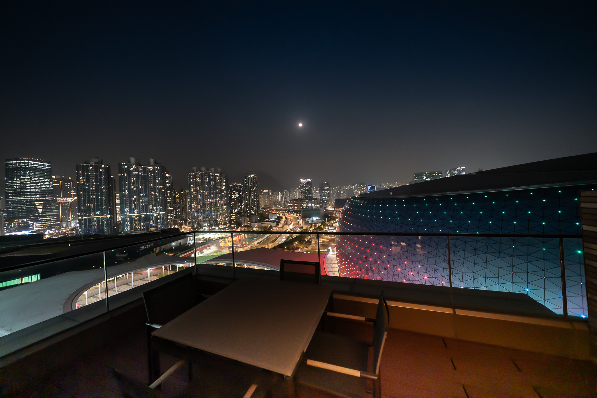 デスクのあるバルコニーからカイタック・スタジアムが見える