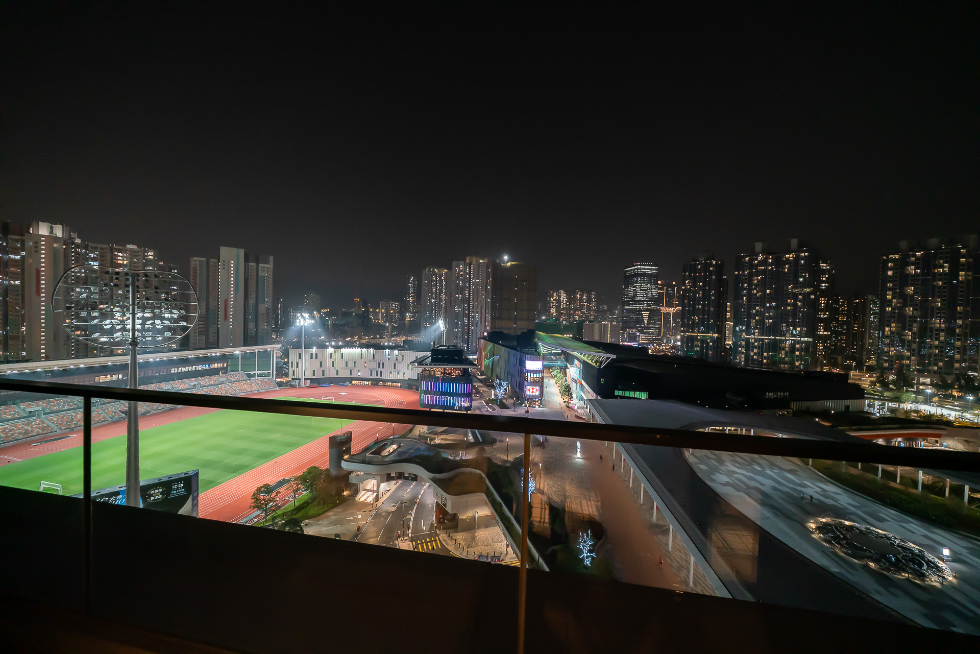 こちらは運動場が見えるバルコニー