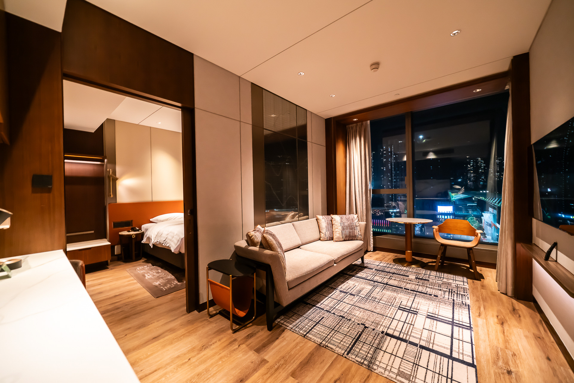 同じ40m<span class="em sup">2</span>の広さで、リビングスペースとベッドルームに仕切りのある「エグゼクティブスイート」