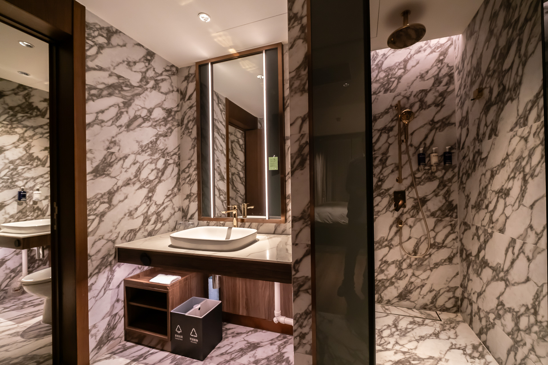 こちらは浴槽なしでシャワーブースのみ