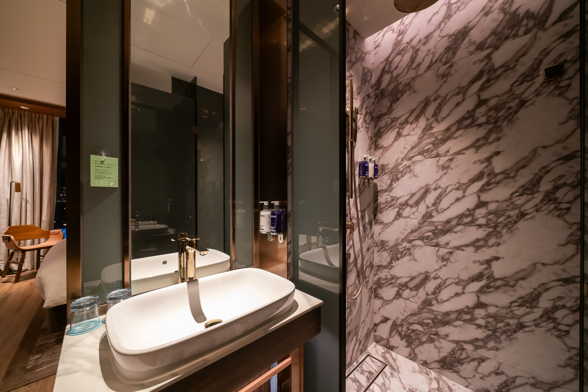 洗面とシャワーブース