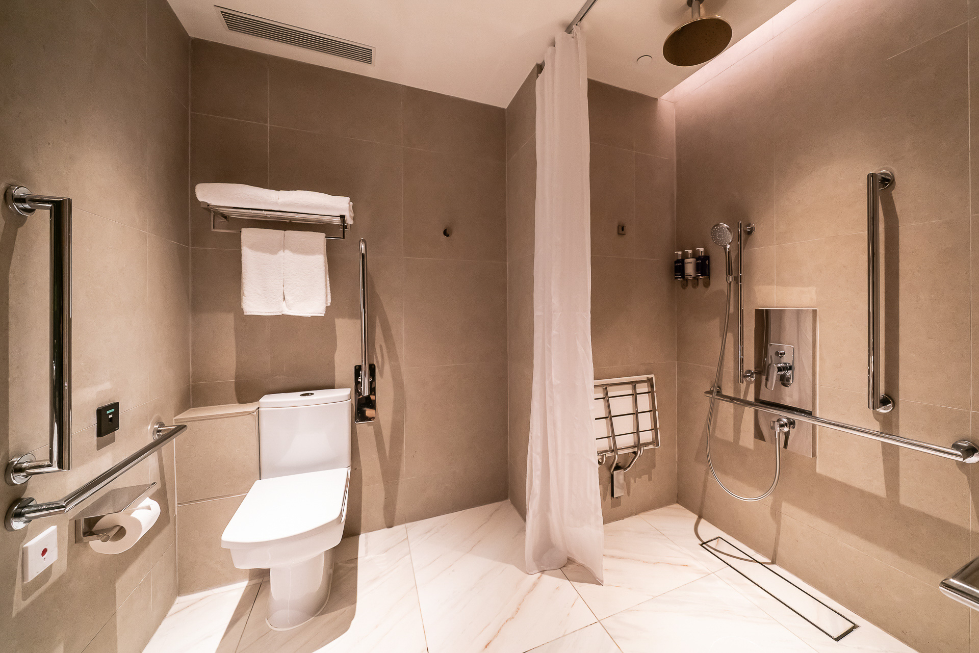 もちろんトイレとシャワーブースはバリアフリー対応