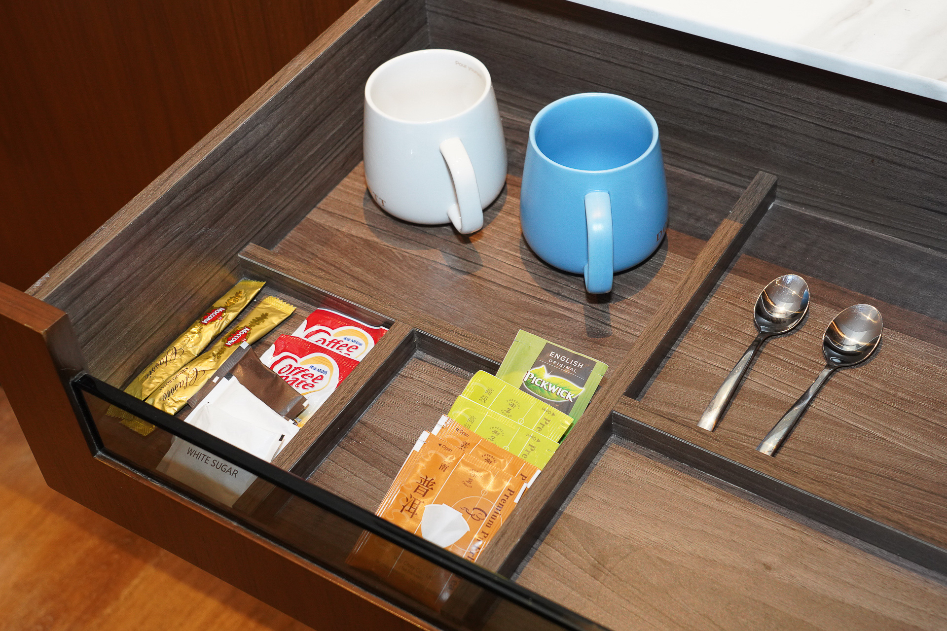 カップとお茶やインスタントコーヒーなどの飲料