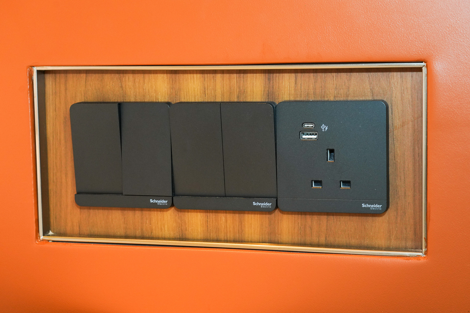 ベッドサイドのスイッチ類。コンセントはBFタイプ。USB Type-CとAの充電ポートもある