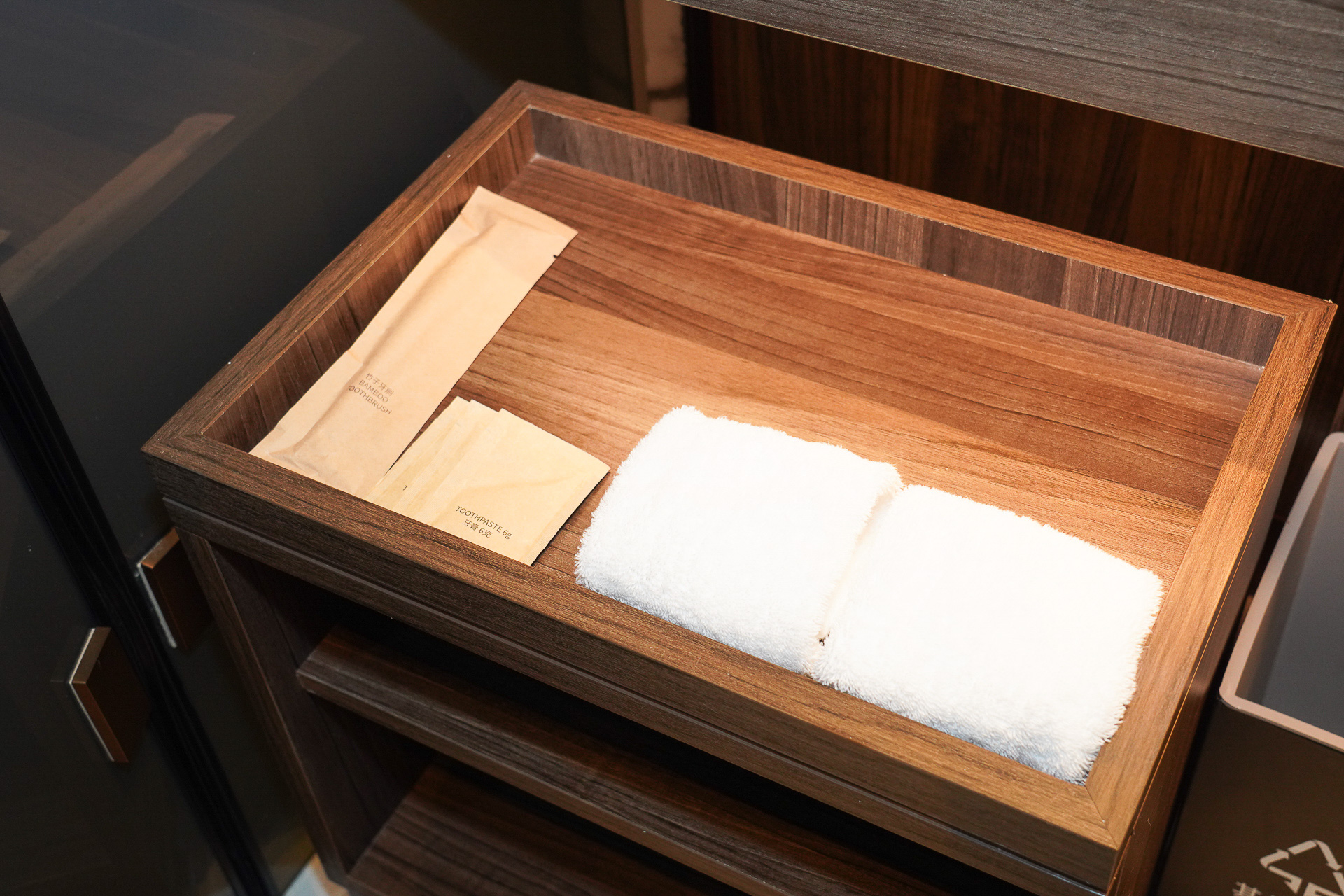 洗面のアメニティは歯ブラシと歯磨き粉のみで最小限