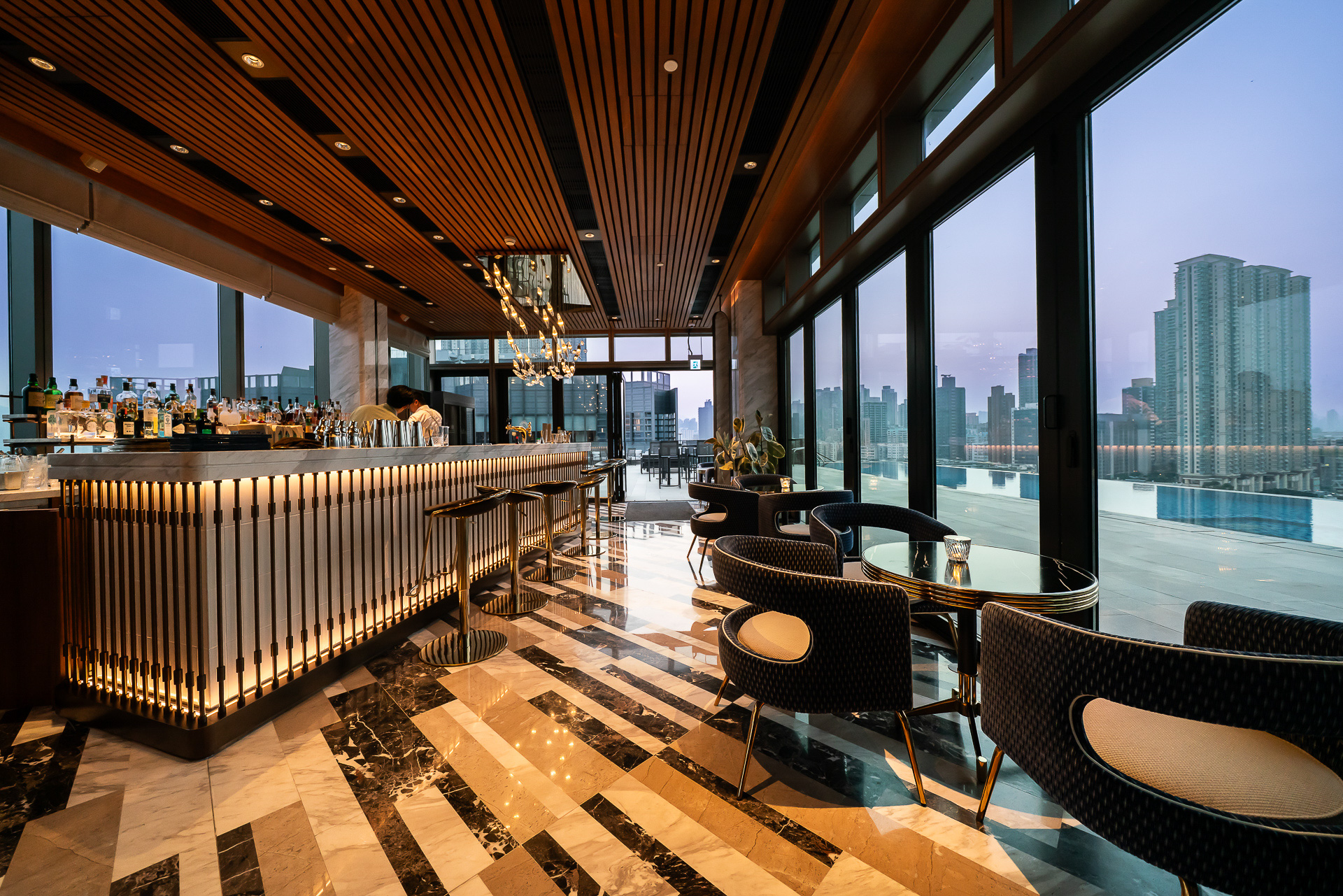 15階のスカイバー「Jin Bo Law」