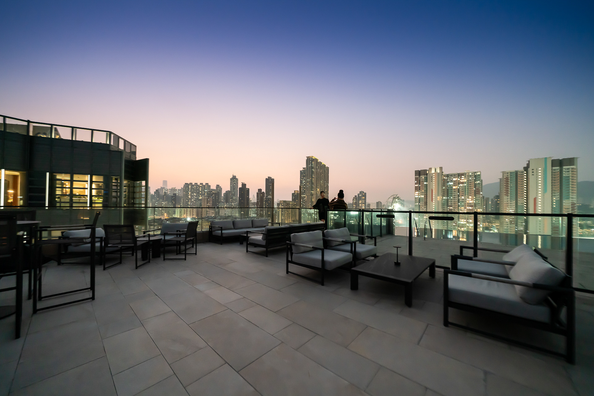 オープンなスペースも広くとられていて、香港の街並みを楽しめる