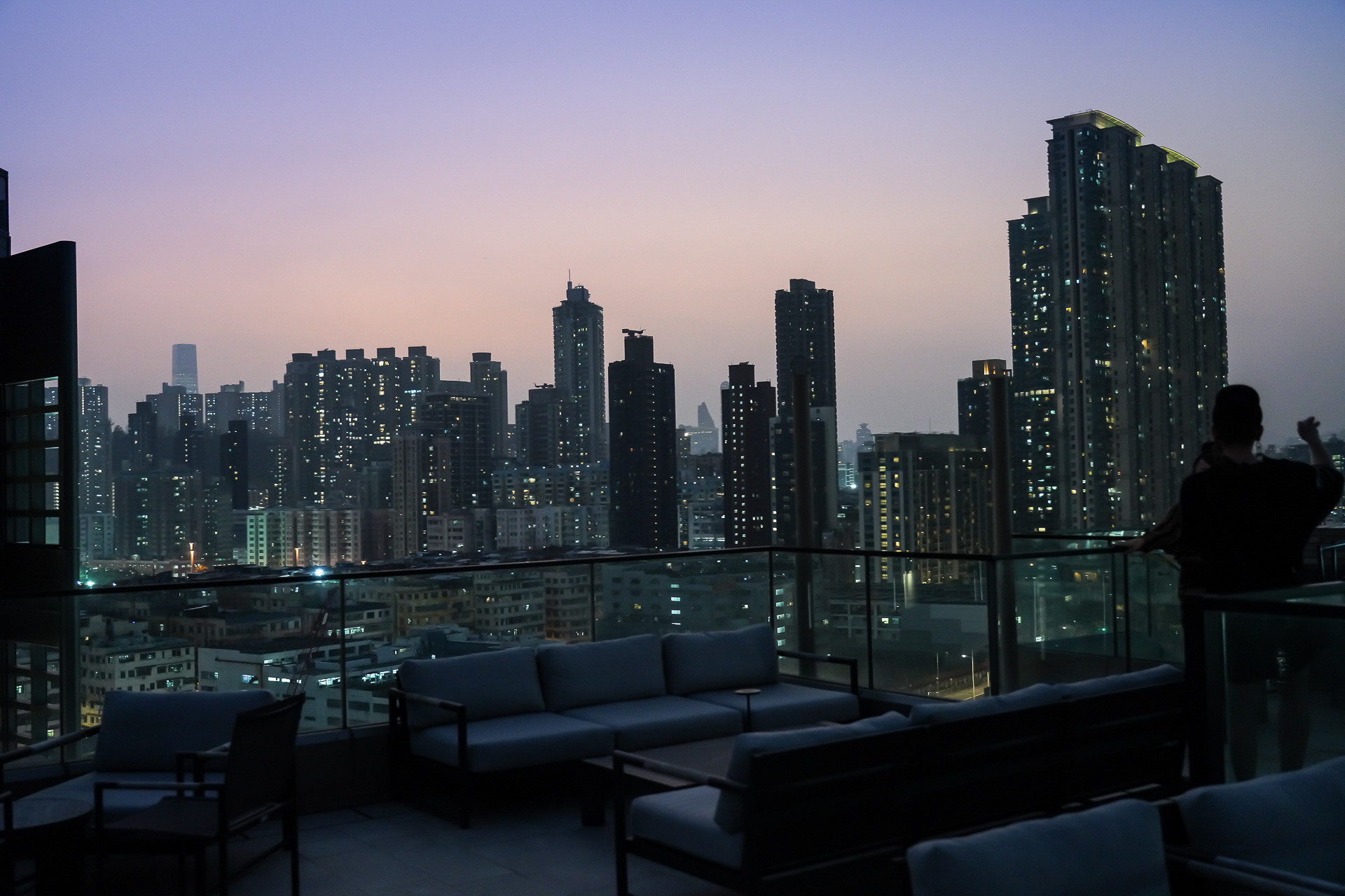 夕日に染まる香港の街並みが美しい