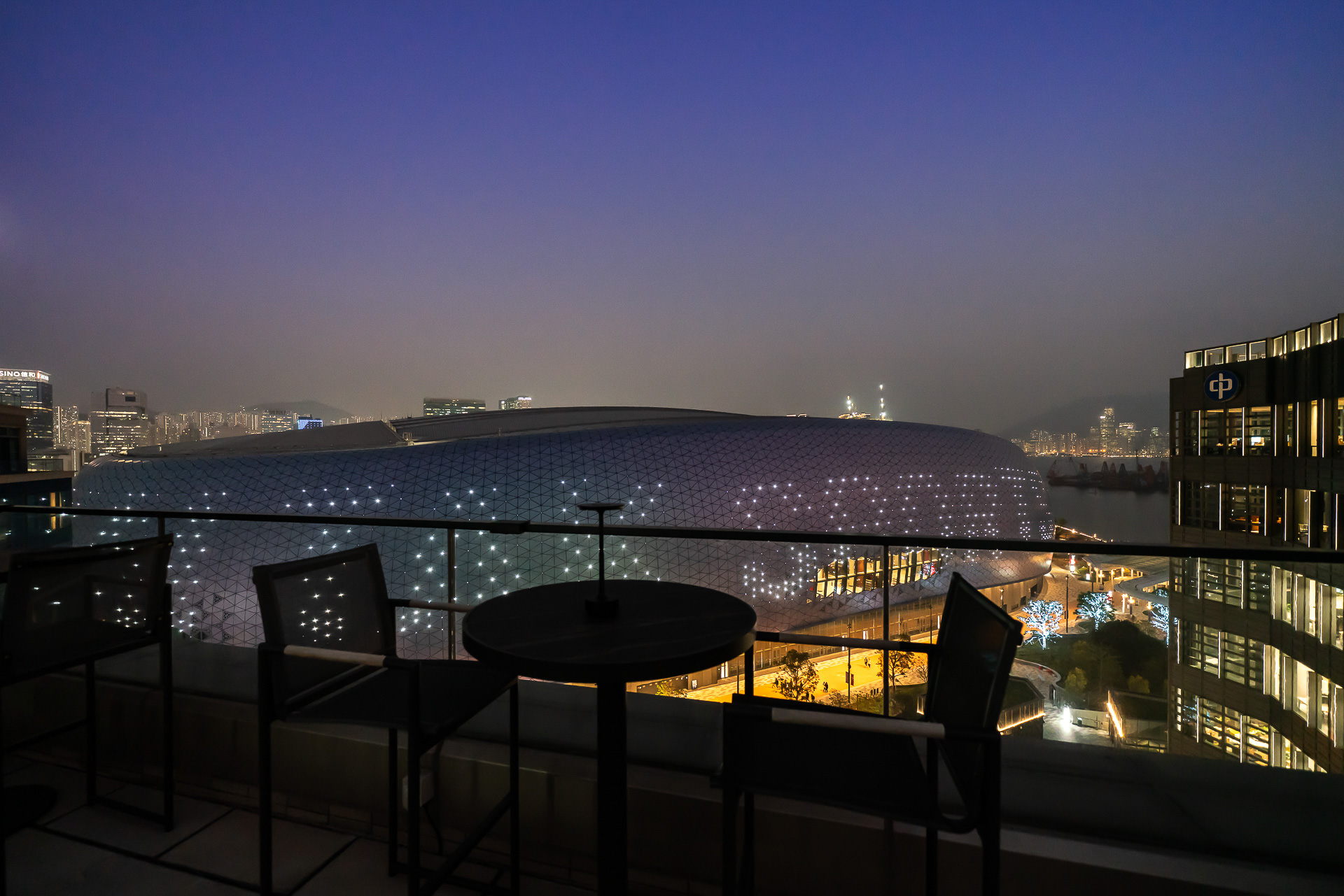 隣にあるカイタック・スタジアムがよく見える