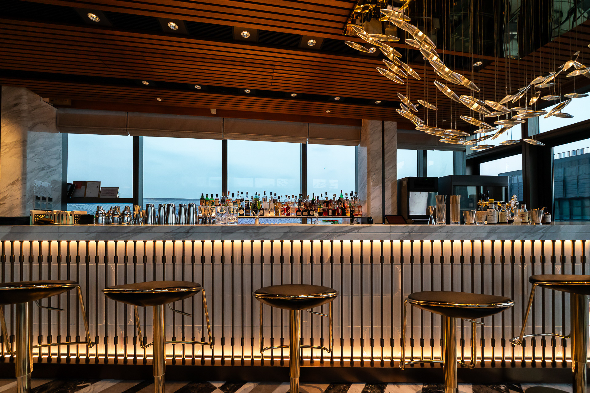 室内のカウンター席