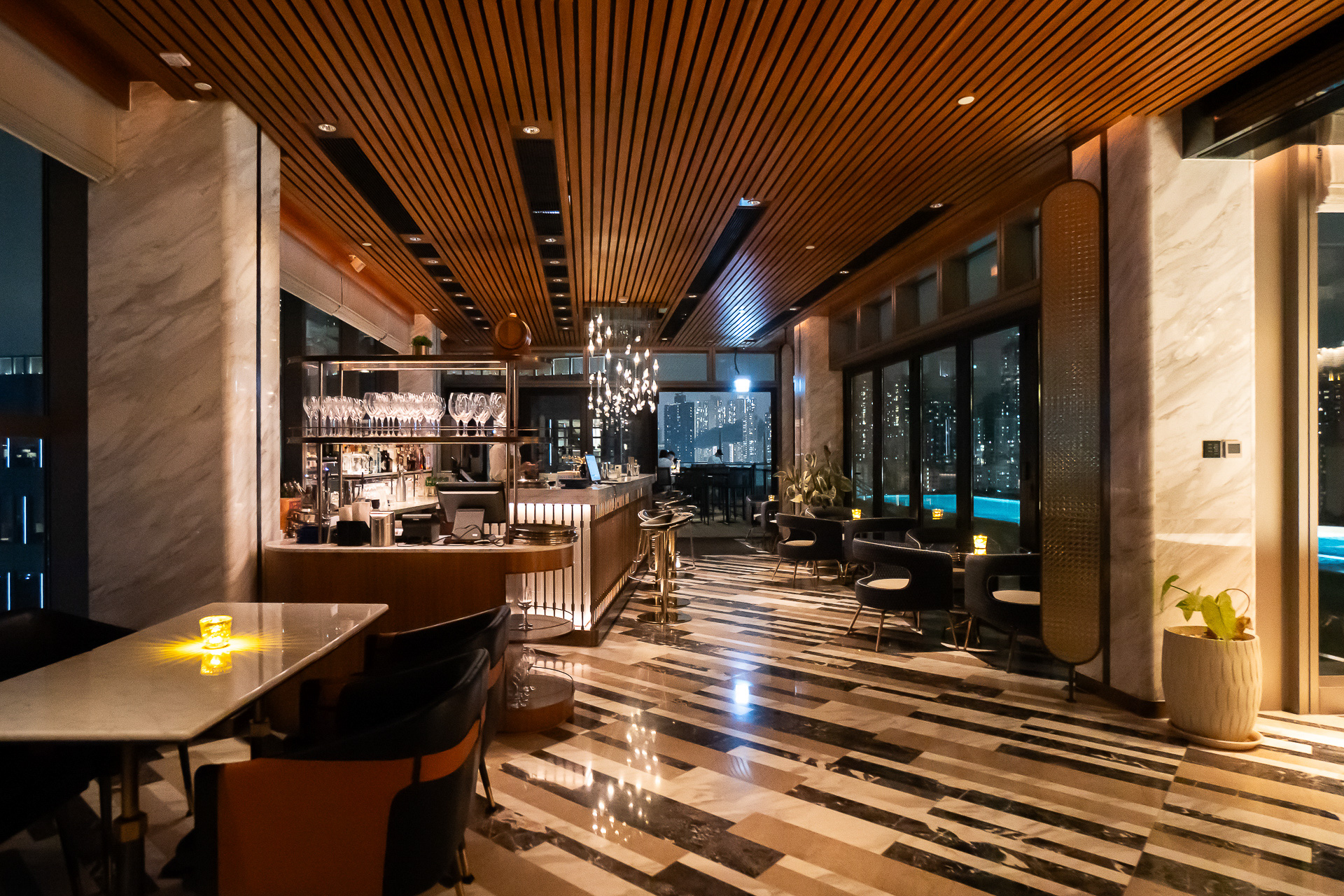 バーの室内部分も広い