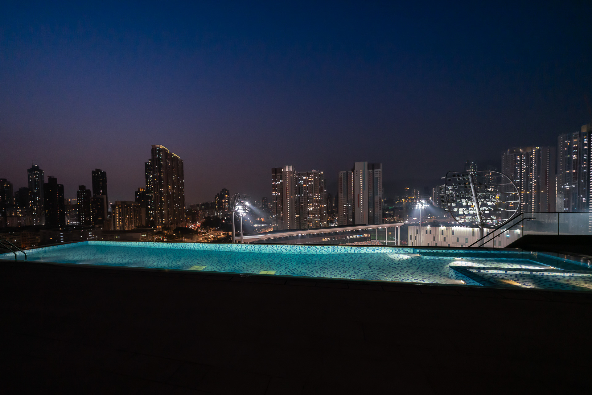 訪問時は営業していなかったが、オープントップのプールがバー横にある