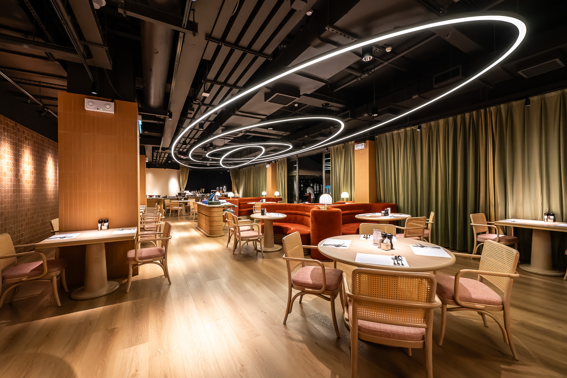 2階にあるレストラン。「Kai Fuk Lau（啓福樓）」と「Siete Ocho」