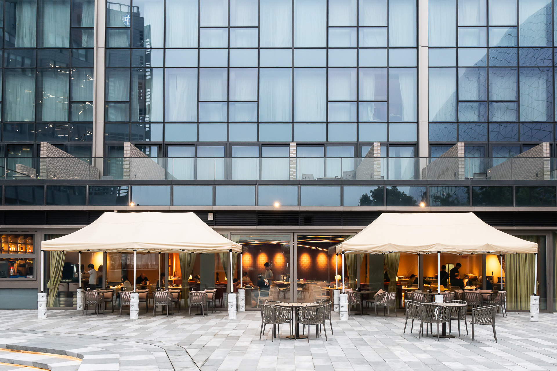 外にもオープンな席を用意している