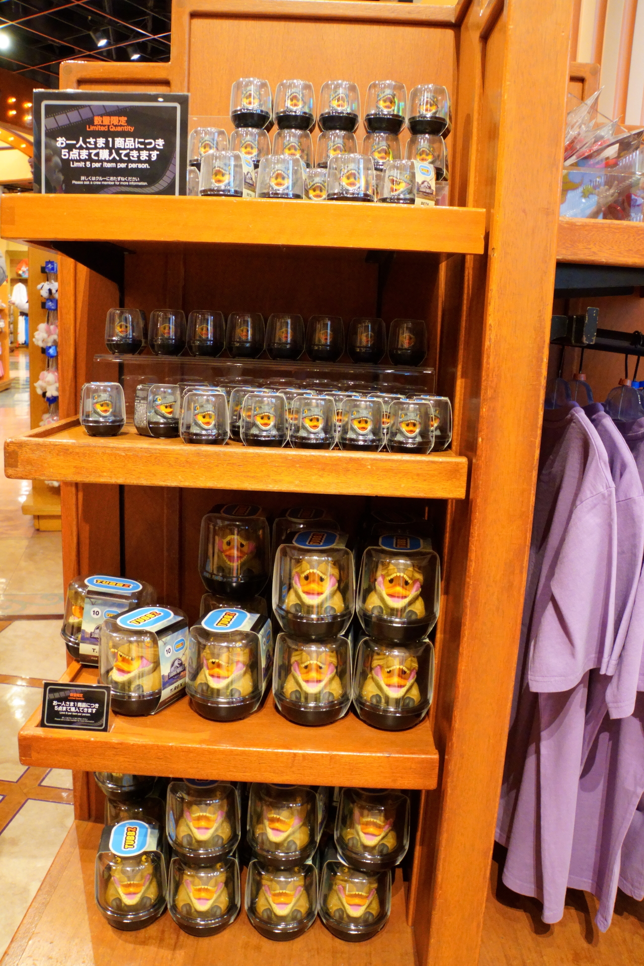 ユニバーサル映画の周年グッズは、店舗向かって左側手前のエリアで展開している