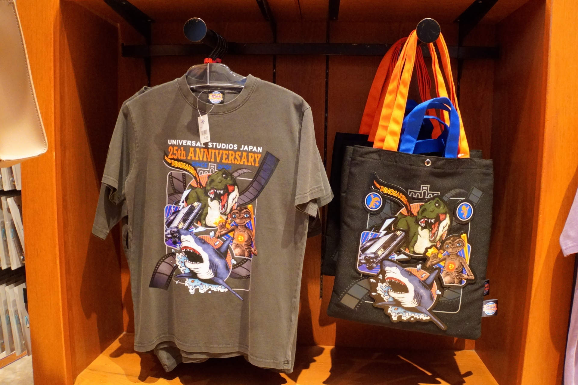 Tシャツ（各5200円/5500円）とトートバッグ（4500円）