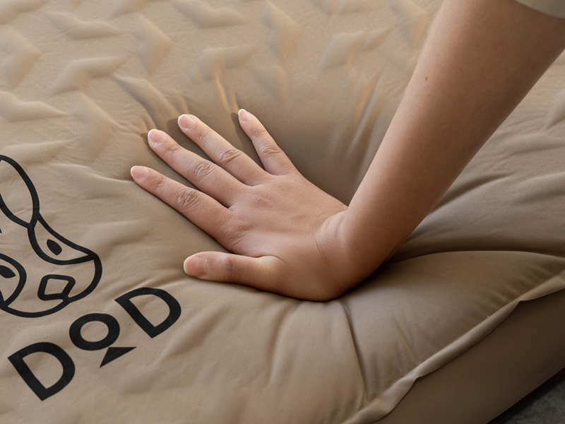 デルタ構造のウレタンフォームを採用し、コンパクト化しつつも10cmの厚さを維持