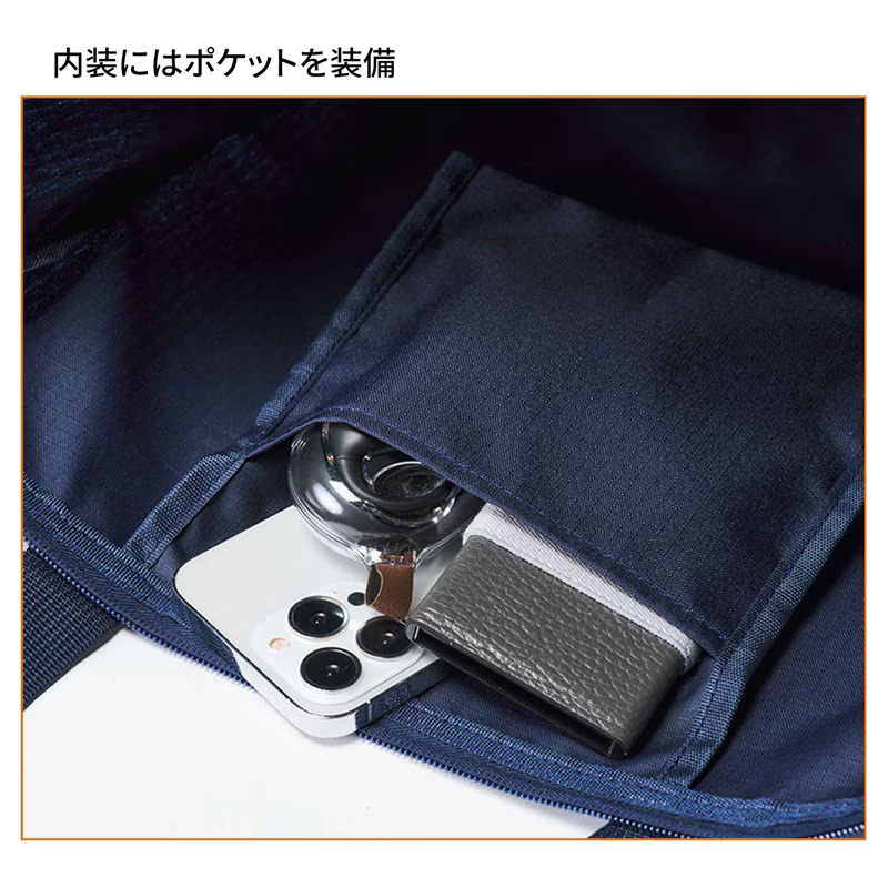 開口部は中身を隠せる天ファスナー仕様。小物が入る内ポケットと、ボトルなどを収納できるサイドポケットも搭載