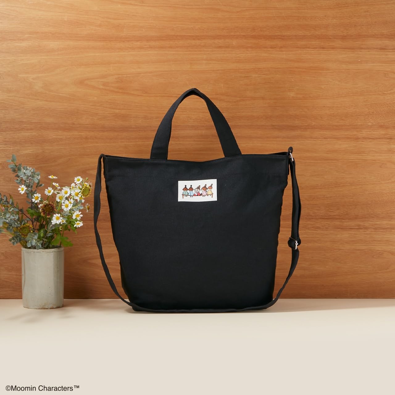 シックな黒地にリトルミイときょうだいたちのレザー調タグをあしらう