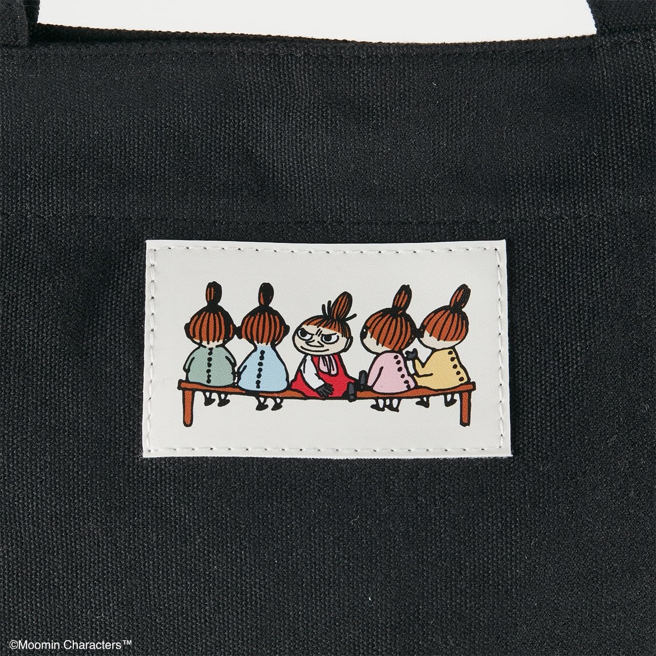 シックな黒地にリトルミイときょうだいたちのレザー調タグをあしらう