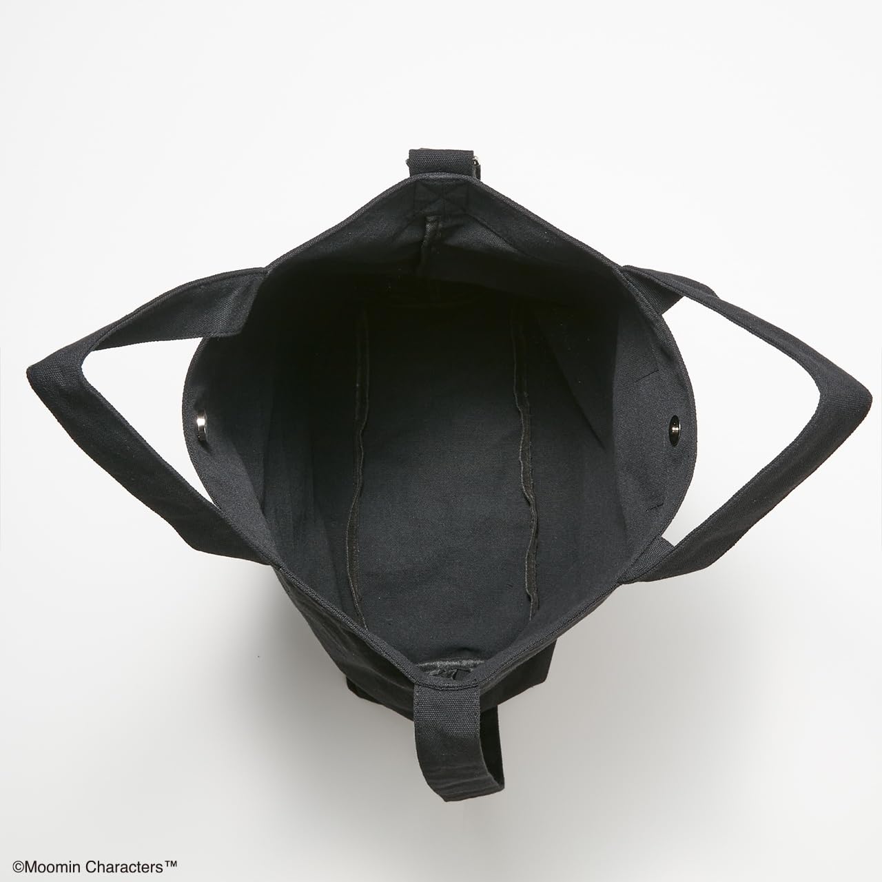 厚手で丈夫なキャンバス風生地で、開閉スムーズなマグネットボタン仕様