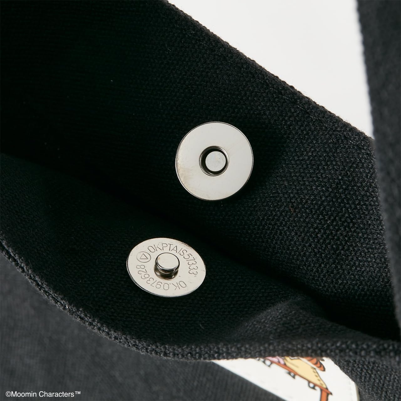 厚手で丈夫なキャンバス風生地で、開閉スムーズなマグネットボタン仕様