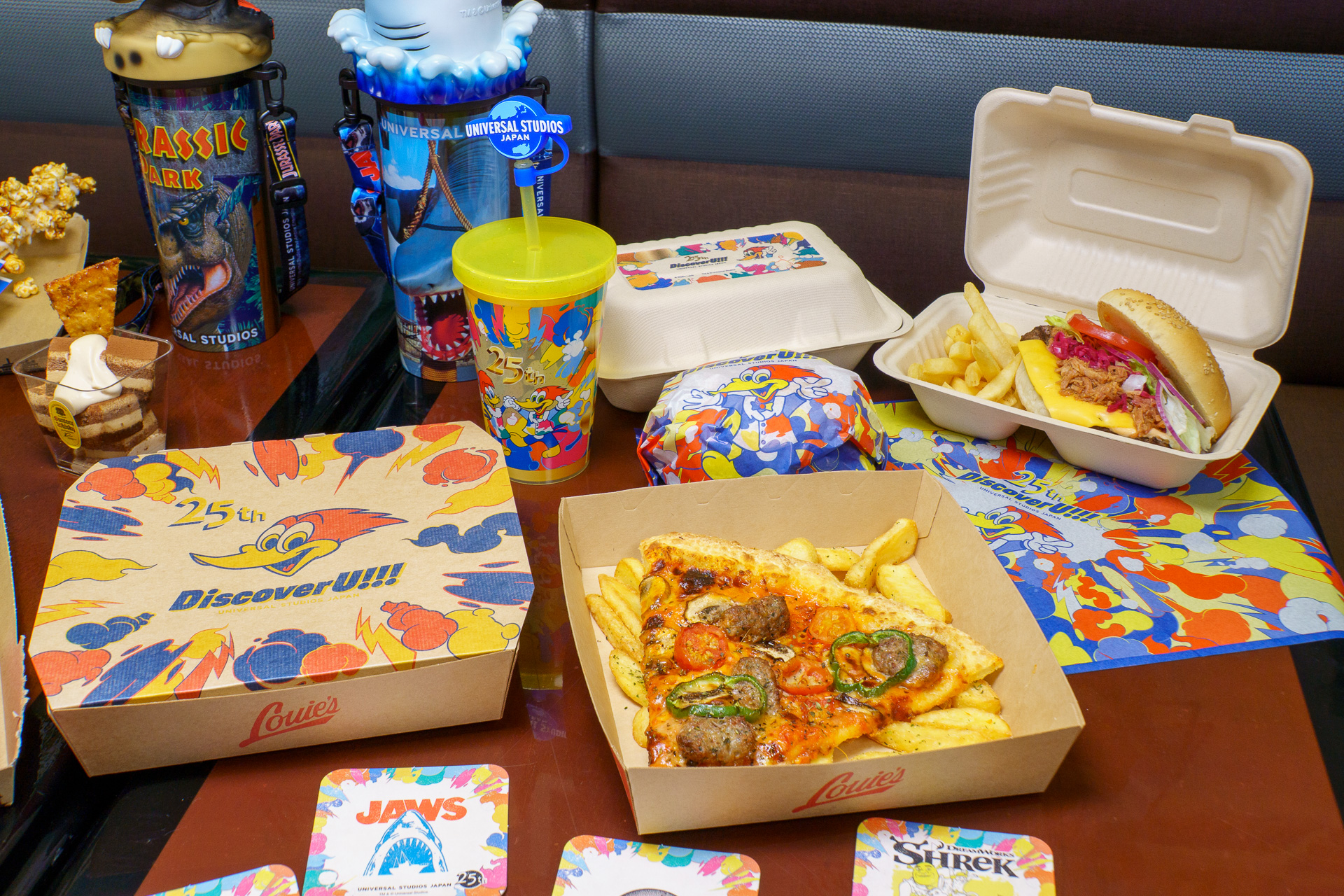 プルドポークバーガー 25周年コースターセット（中央）、ミートボール・ピッツァ 25周年コースターセット（右）