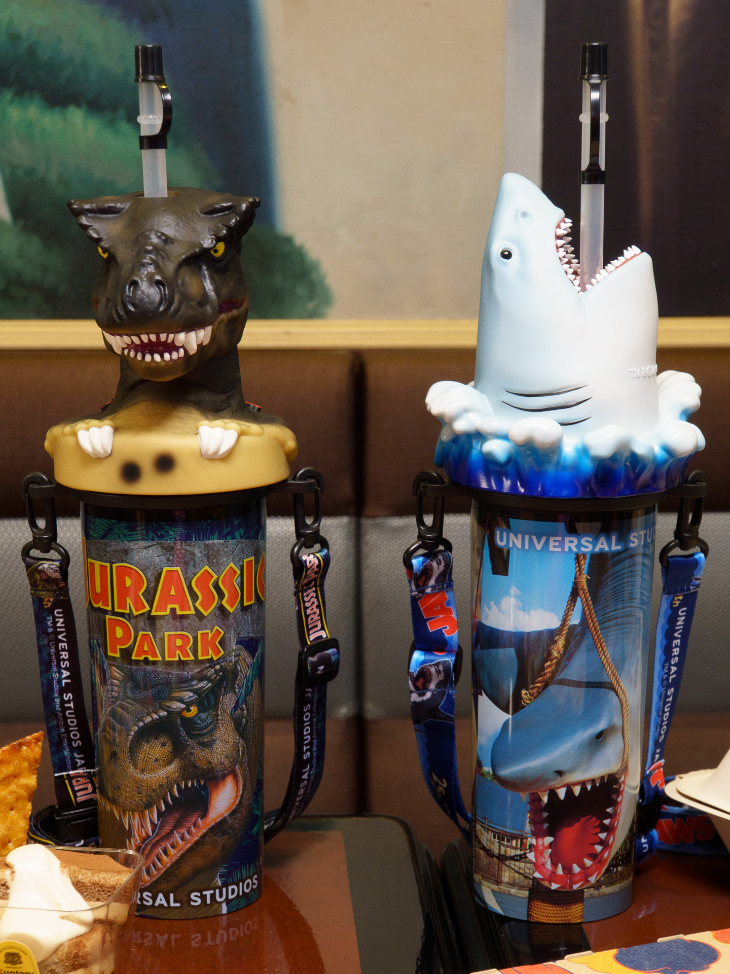 左からジュラシック・パーク・ドリンクボトル、ジョーズ・ドリンクボトル（各2300円）