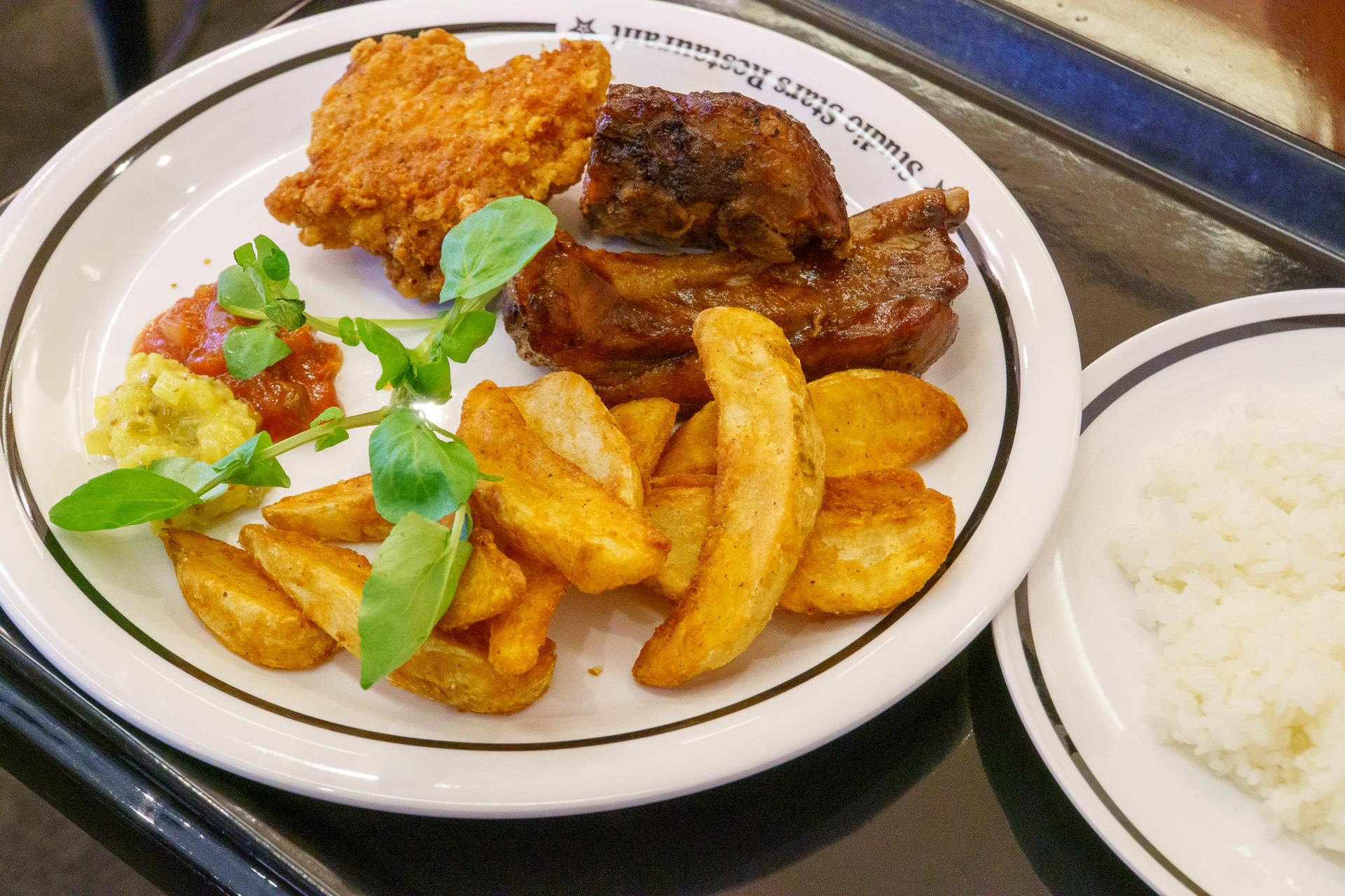 BBQ ポークリブ＆フライドチキン・プレート（2600円）