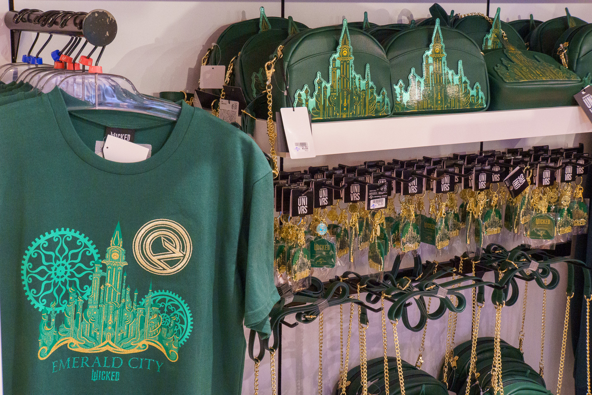 ショップにはウィキッドの新グッズが盛りだくさん！