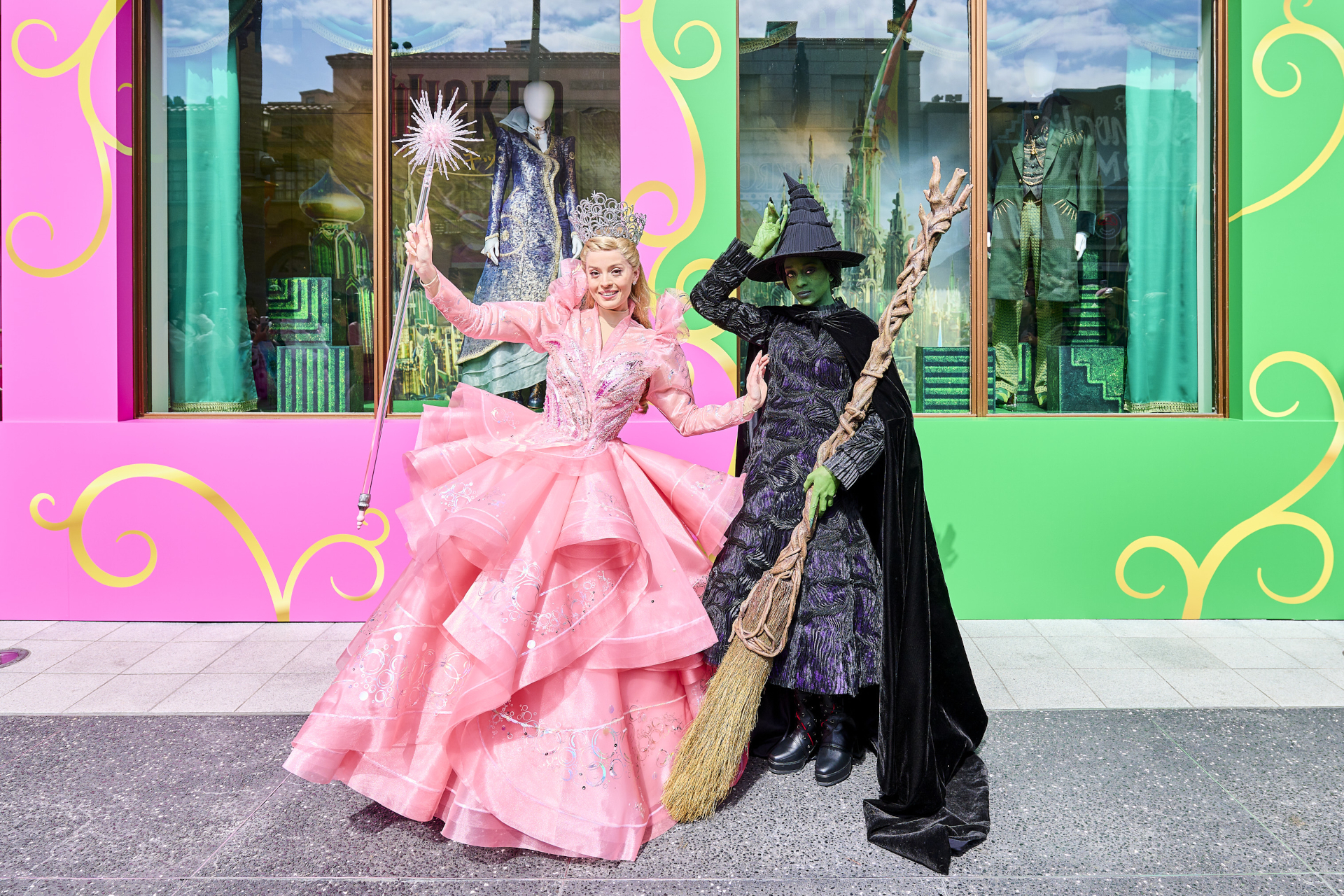 エルファバ、グリンダと衣装展示の様子（画像提供：ユニバーサル・スタジオ・ジャパン）