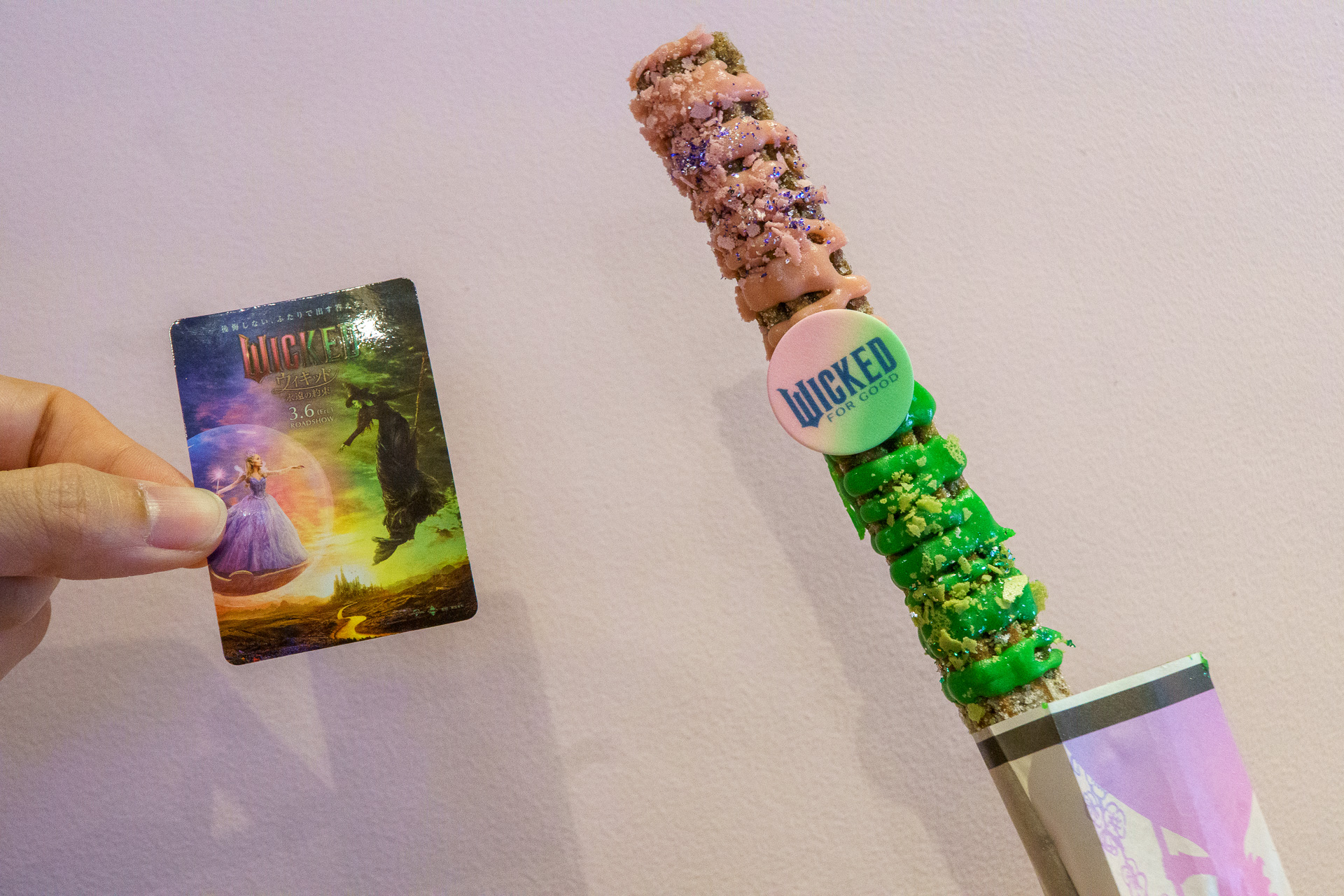 チュリトスまたはグッズを購入すると、会計時に限定ステッカーがもらえる