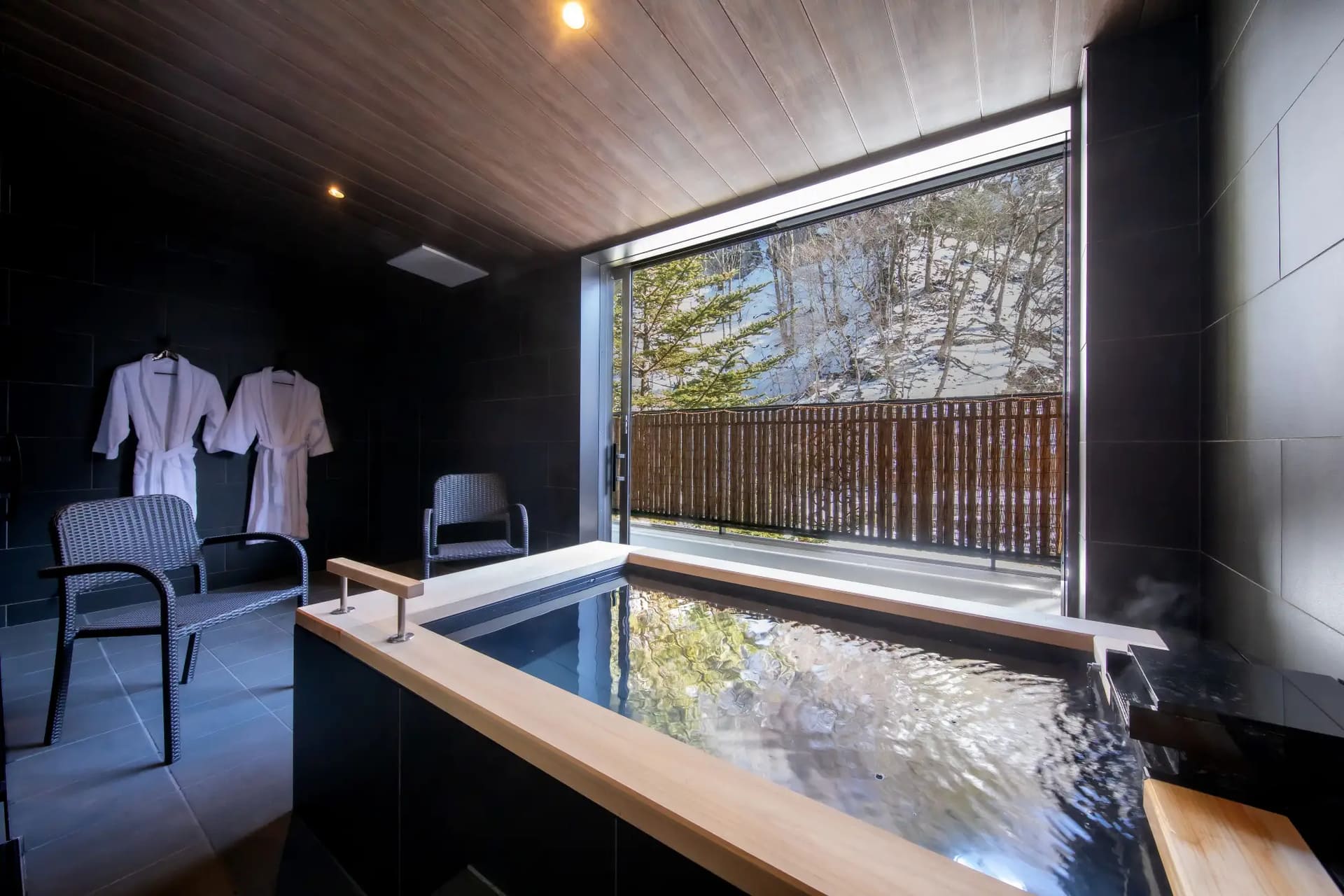 バルコニーに面した露天風呂