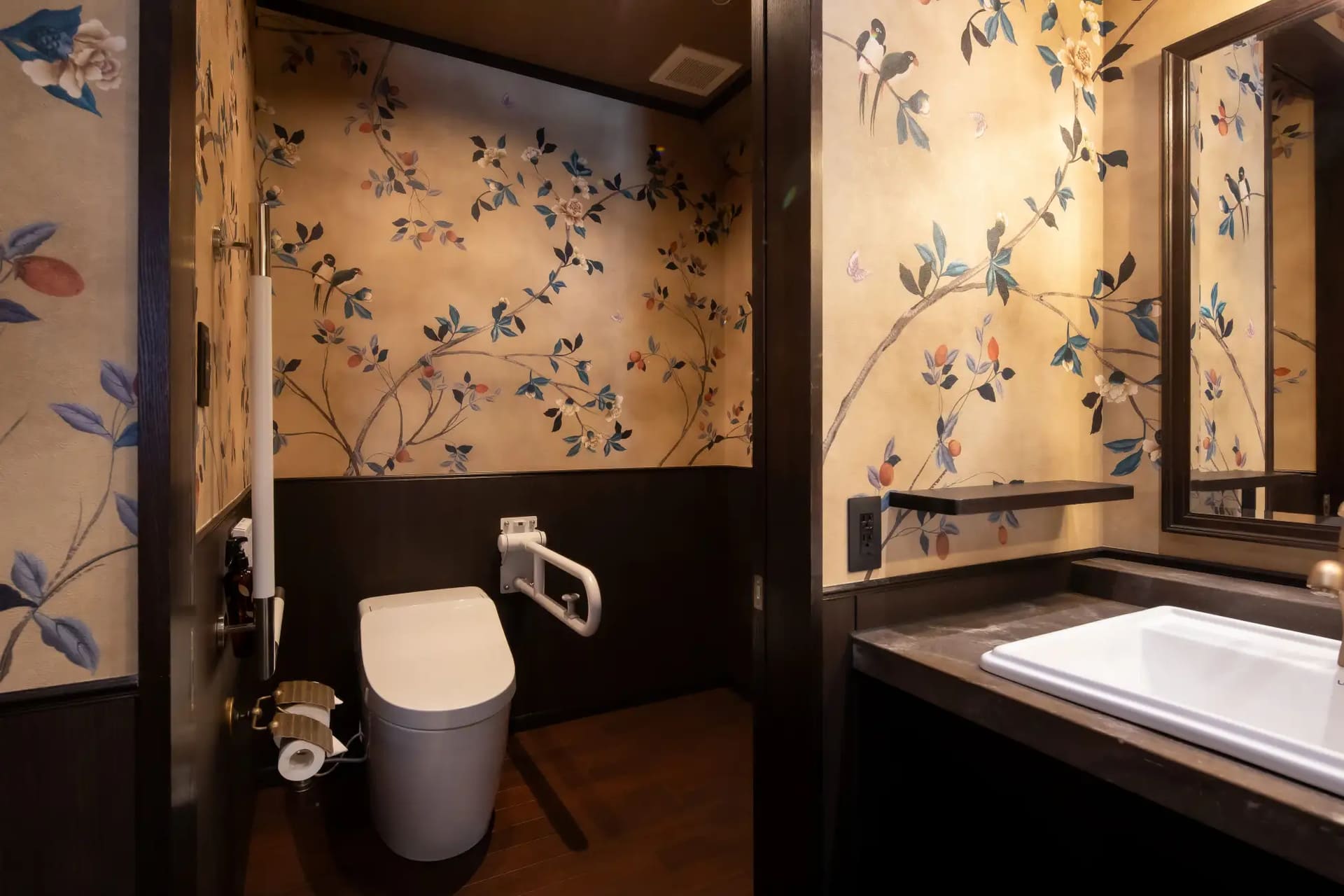 シノワズリの意匠を取り入れた水回り