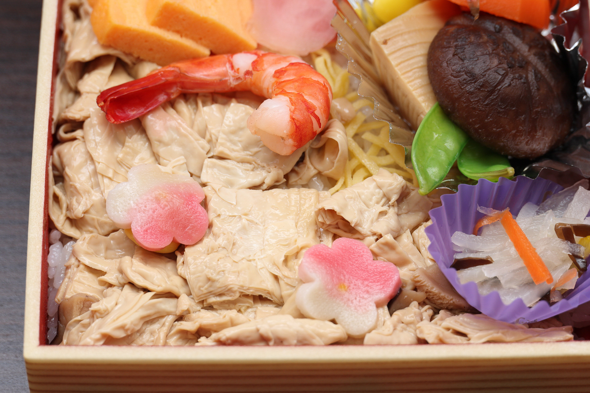 酢飯の上にぎっしりと敷き詰められた湯波。モチモチとした生麩の彩りに季節を感じます