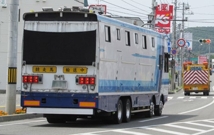 競走馬を運搬する馬運車