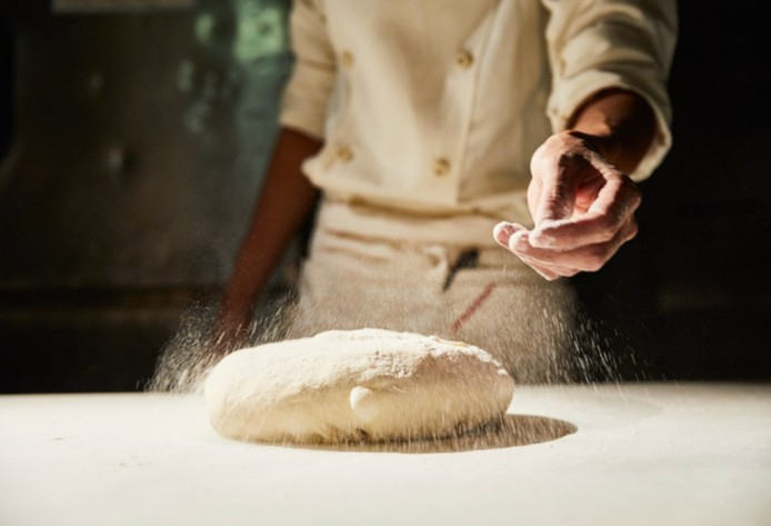 朝食は広島の人気ベーカリー「アロフト」のパンビュッフェ。地元食材を活用し、保存料や添加物の使用を極力抑えた10～12種類を用意