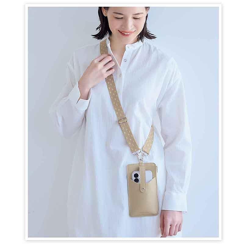 おしゃれな斜めがけスタイル例。高級感のあるグレージュカラーが春らしい