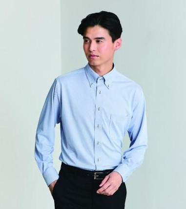 同じく100周年の東レのスポーツテクノロジーを取り入れた次世代ニット素材シャツ（3278円）。吸汗速乾機能をビジネスシャツに応用